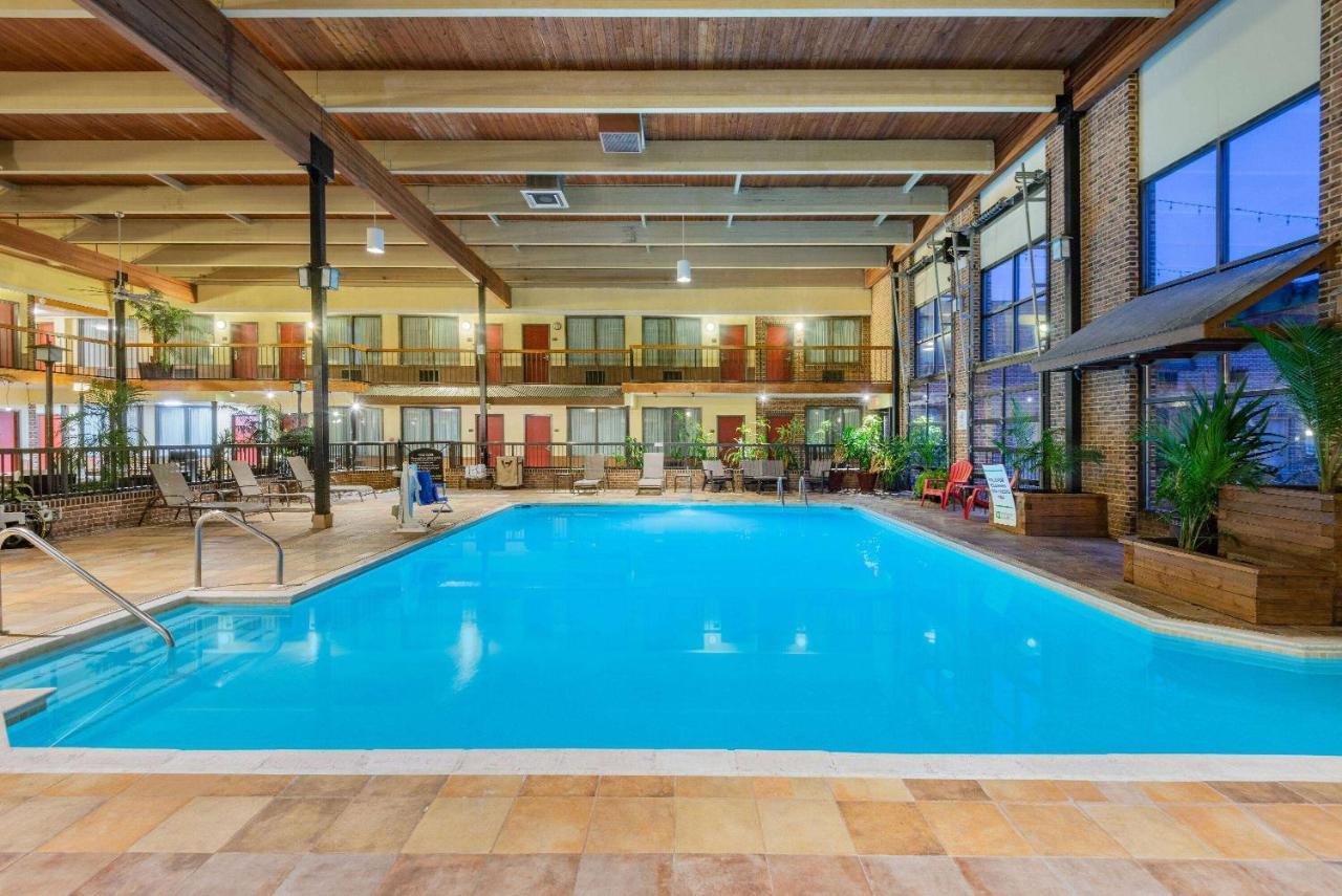 Wyndham Garden York Hotel Exterior photo